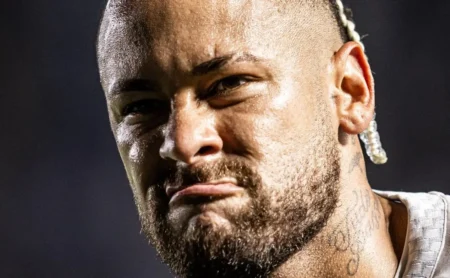 Elenco do Santos não está gostando com a cobrança exagerada de Neymar, diz setorista.