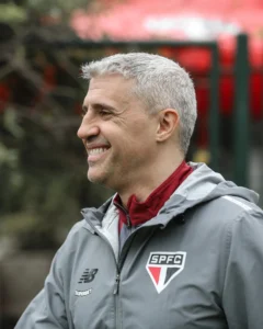 Elenco do São Paulo realiza treinamentos em duas etapas nesta terça-feira