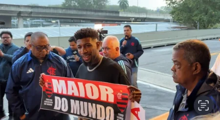 Emerson Royal Chega ao Rio para se Juntar ao Flamengo