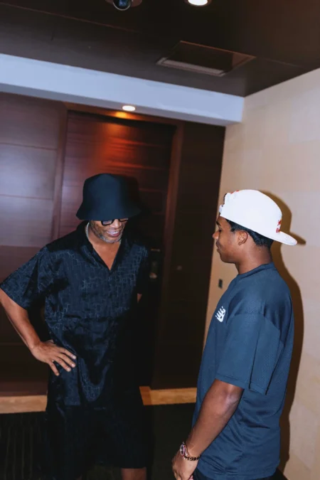 Endrick conhece Ronaldinho Gaúcho em Tóquio durante lua de mel
