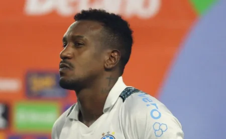 Escalação do Grêmio: Mano 'barra' Edenilson deixa o time e Riquelme será titular contra o Alianza Lima