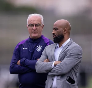 Executivo do Corinthians Diz Estar no Mercado à Procura de Reforços e Comenta Polêmica com Memphis