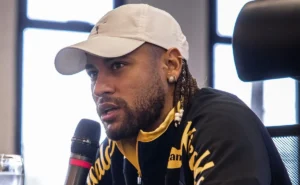"Expectativas de Santos sobre a Redenção de Neymar em 2025 e Plano de Contratações"