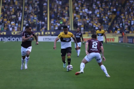 Felipinho comemora vitórias com o Criciúma: "Construir minha história"