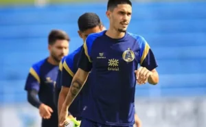 Filho de Fernandão e ex-jogador do Inter assina pré-contrato com Vila Nova para a próxima temporada.
