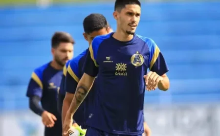 Filho de Fernandão e ex-jogador do Inter assina pré-contrato com Vila Nova para a próxima temporada.
