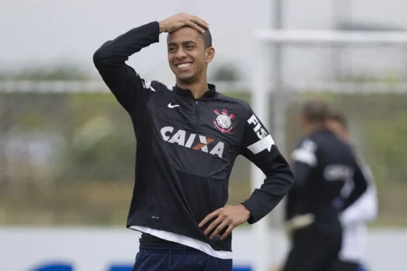 Filho de ex-dirigente é removido de amistoso de lendas do Corinthians após escândalo.