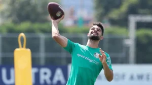 "Flaco se arrisca como quarterback e Estêvão encontra jogador dos Eagles no treino do Palmeiras"