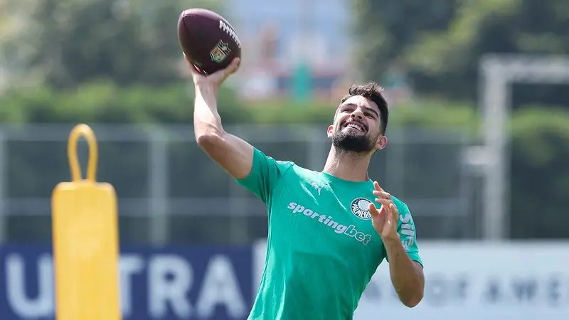 "Flaco se arrisca como quarterback e Estêvão encontra jogador dos Eagles no treino do Palmeiras"