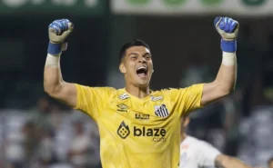 Gabriel Brazão sofre falha bizarra e complica o Santos contra Sport
