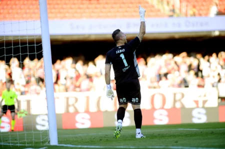 Goleiro do Fluminense volta a defender pênalti durante o Brasileirão após 243 rodadas