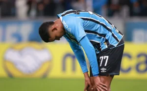 Grêmio sofre mais uma eliminação na Sul-Americana, agravando a crise na temporada