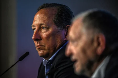 Grupo Eagle Football de Textor sofre prejuízo de quase R$ 590 milhões, com Lyon prevendo "déficit muito significativo"