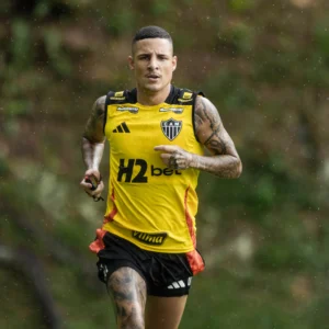 "Guilherme Arana retorna às atividades físicas com bola no Atlético-MG"