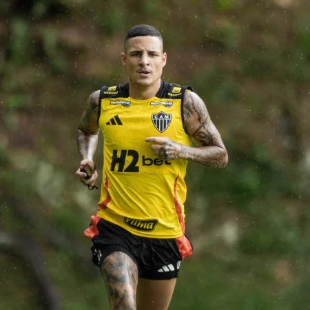 "Guilherme Arana retorna às atividades físicas com bola no Atlético-MG"