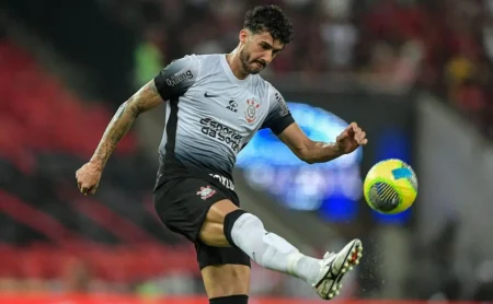 Gustavo Henrique joga com touca após acidente após corte na cabeça e repercute nas redes sociais