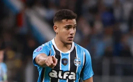 Gustavo Martins é ovacionado nas redes sociais após ser efetivado como atacante do Grêmio