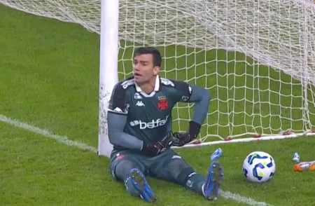 Internacional x Vasco: árbitro alega que Léo Jardim teve tempo para se atender durante substituições