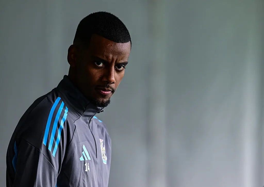"Isak Fica Fora de Viagem do Newcastle Apesar da Oferta do Liverpool"