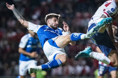 Jogador Argentino Lautaro Perde Participação em Partidas Durante Transferência