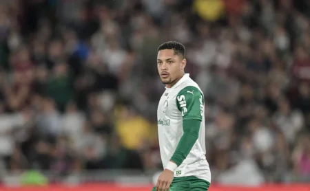 Jornal espanhol critica desempenho de Vitor Roque no Palmeiras: “O Tigre tem dificuldade para rugir”