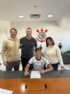### Jovem Estrela do Corinthians: Meia de 16 Anos Assina Contrato de Multa de R$ 300 Milhões