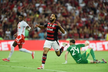 Juninho recebe duas propostas da Arábia Saudita e avalia empréstimo para o Flamengo
