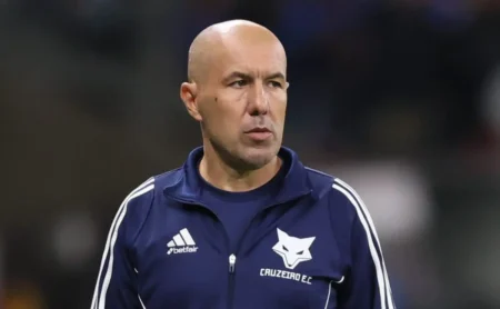 Leonardo Jardim faz revelação sobre reforços no Cruzeiro após derrota para o Ceará: "Para entrar, alguém precisa sair"