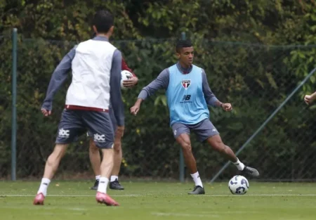 Luiz Gustavo ainda treina com restrições, mas pode voltar a jogar até setembro no São Paulo