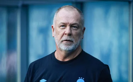 Mano Menezes enfrenta desafios com desfalques no Grêmio contra o Palmeiras