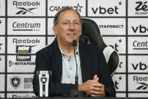 Marinakis elogia Danilo, reforço do Botafogo: "Confie nesse garoto"