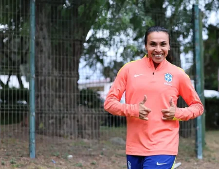 Marta diz viver um dia por vez no futebol e reflete sobre a Copa de 2027: "É muito cedo dizer se vou jogar"