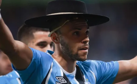 Martin Braithwaite marca dois gols pela terceira vez com o Grêmio.