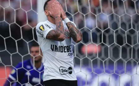 ### Maycon chega perto de 100 jogos fora no Corinthians