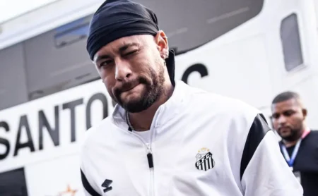 Neymar não agrada Cleber Xavier no Santos quando atua como meia-atacante e pode voltar a ser meia esquerda.