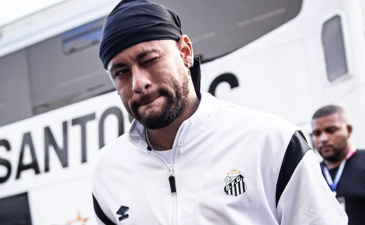 Neymar não agrada Cleber Xavier no Santos quando atua como meia-atacante e pode voltar a ser meia esquerda.