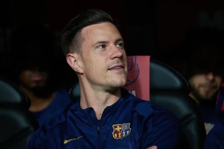 Novo Titulo: Ter Stegen enfrentará uma nova cirurgia e estará fora das partidas do Barcelona por três meses.