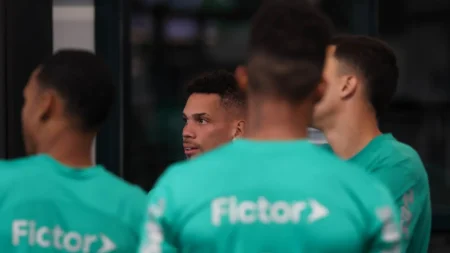 O Elenco do Palmeiras Abraça Paulinho: "Isso Nunca Vimos em um Jogador"