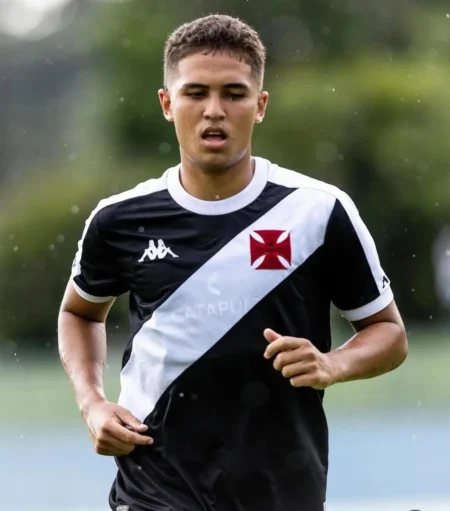 O Vasco negocia empréstimo do lateral Paulinho para o Galo.