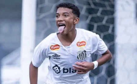 O jovem Robinho Júnior é inscrito pelo Santos no Campeonato Brasileiro da Betano.