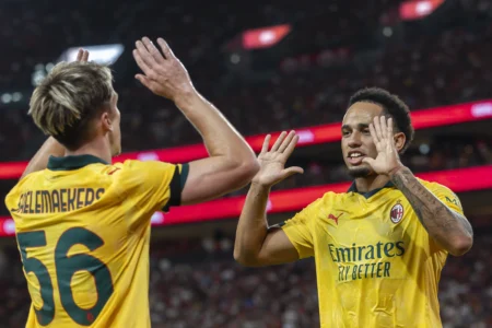Okafor Sobra ao Flamengo e Se Destaca em Amistoso