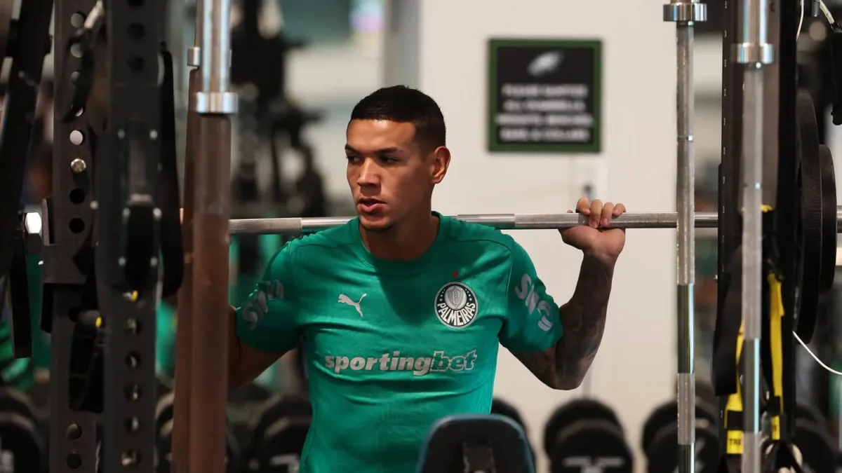 Palmeiras libera Naves e Mateus para acertarem detalhes sobre suas saídas rumo ao time português.