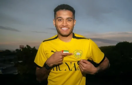 Palmeiras vende zagueiro formado no clube ao time de Luís Castro nos Emirados Árabes Unidos; veja detalhes