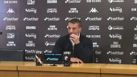 "Pedrinho rebate críticas: Vasco não precisa de jogadores de alto nível"