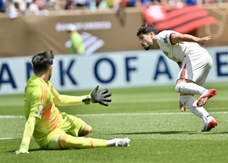 Pedro Neto pode desfalcar Chelsea contra o Palmeiras após abalar com morte de Diogo Jota.