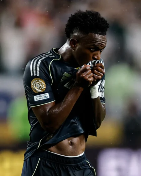 "Real Madrid tenta escapar de 'conflito salarial' com Vinicius Jr., afirma jornal"