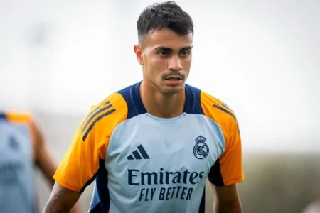 Reinier, ex-atleta do Flamengo, volta a treinar no Real Madrid B com seu futuro em dúvida.