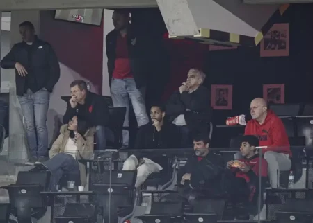 Renan Lodi assiste a jogo do Athletico na Arena em meio a incertezas sobre futuro no Al-Hilal