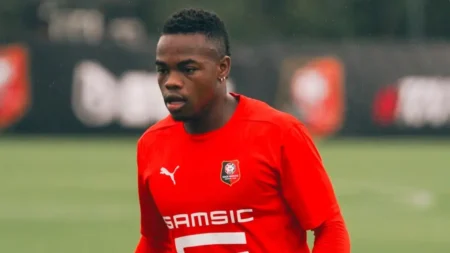 "Rennes é Duro em Negociação por Andrés Gómez, Vasco Tentativa de Redução de Valor"