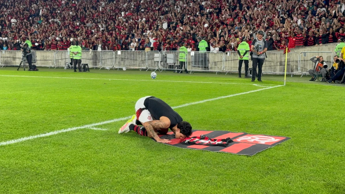"Revelação, abraço do Maracanã e frieza com Filipe Luís: Pedro volta ao Flamengo e dá recado"